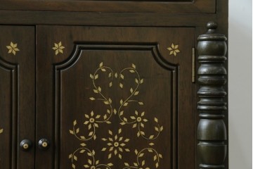 アジアンビンテージ　高級品!!　美しい唐草風象嵌装飾　ハンドクラフト　アジアンクラシカルな雰囲気が素敵な隠し引き出し付きサイドキャビネット　(R-083267)