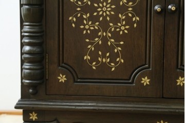 アジアンビンテージ　高級品!!　美しい唐草風象嵌装飾　ハンドクラフト　アジアンクラシカルな雰囲気が素敵な隠し引き出し付きサイドキャビネット　(R-083267)