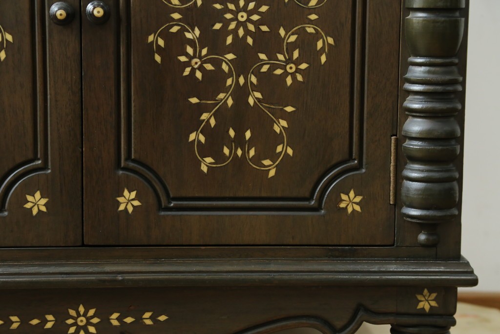 アジアンビンテージ　高級品!!　美しい唐草風象嵌装飾　ハンドクラフト　アジアンクラシカルな雰囲気が素敵な隠し引き出し付きサイドキャビネット　(R-083267)