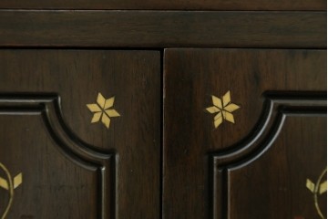 アジアンビンテージ　高級品!!　美しい唐草風象嵌装飾　ハンドクラフト　アジアンクラシカルな雰囲気が素敵な隠し引き出し付きサイドキャビネット　(R-083267)