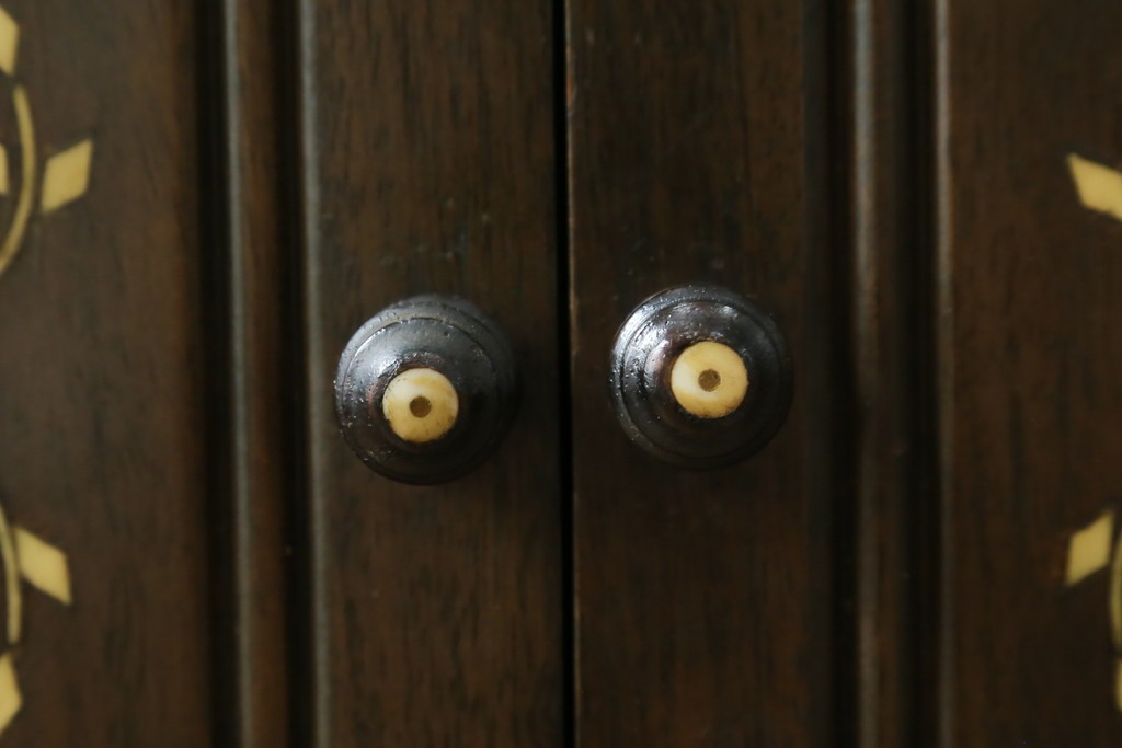 アジアンビンテージ　高級品!!　美しい唐草風象嵌装飾　ハンドクラフト　アジアンクラシカルな雰囲気が素敵な隠し引き出し付きサイドキャビネット　(R-083267)