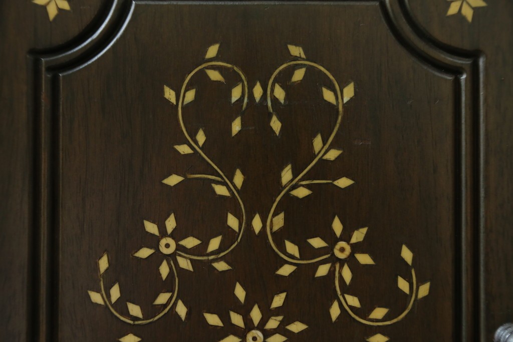 アジアンビンテージ　高級品!!　美しい唐草風象嵌装飾　ハンドクラフト　アジアンクラシカルな雰囲気が素敵な隠し引き出し付きサイドキャビネット　(R-083267)