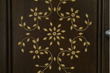 アジアンビンテージ　高級品!!　美しい唐草風象嵌装飾　ハンドクラフト　アジアンクラシカルな雰囲気が素敵な隠し引き出し付きサイドキャビネット　(R-083267)