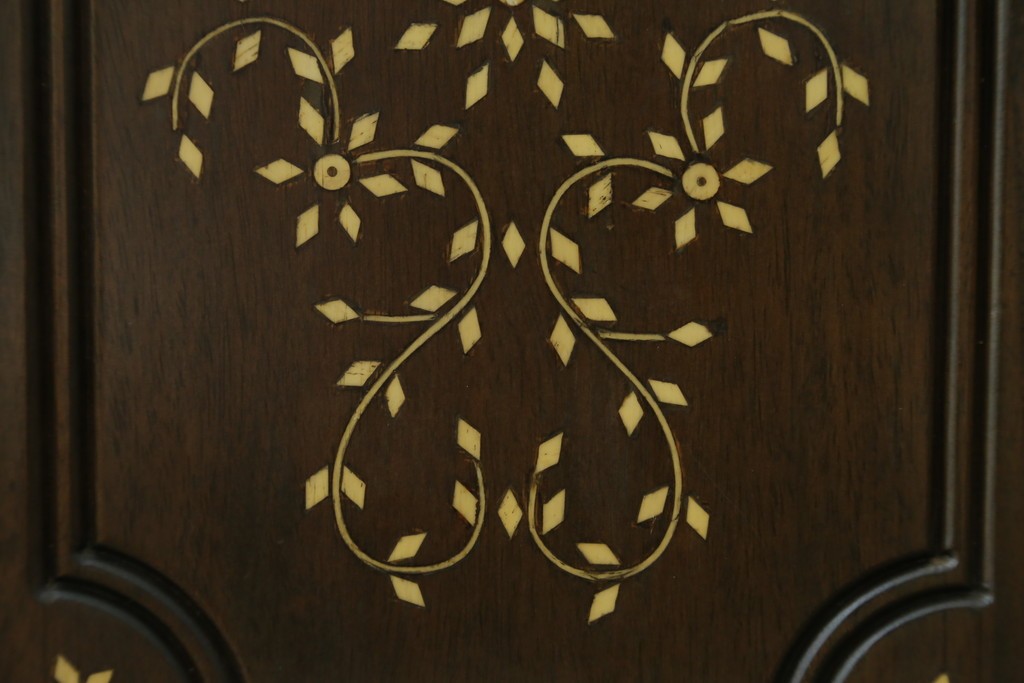 アジアンビンテージ　高級品!!　美しい唐草風象嵌装飾　ハンドクラフト　アジアンクラシカルな雰囲気が素敵な隠し引き出し付きサイドキャビネット　(R-083267)