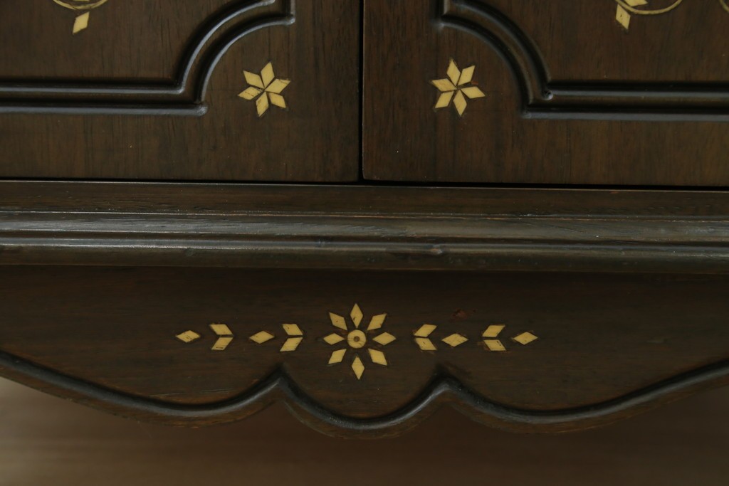 アジアンビンテージ　高級品!!　美しい唐草風象嵌装飾　ハンドクラフト　アジアンクラシカルな雰囲気が素敵な隠し引き出し付きサイドキャビネット　(R-083267)