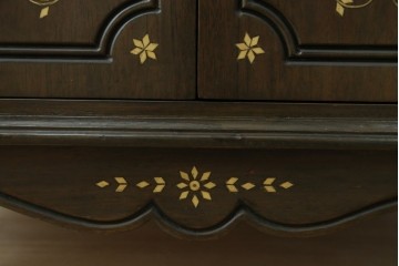 アジアンビンテージ　高級品!!　美しい唐草風象嵌装飾　ハンドクラフト　アジアンクラシカルな雰囲気が素敵な隠し引き出し付きサイドキャビネット　(R-083267)
