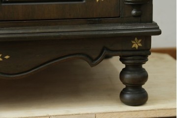 アジアンビンテージ　高級品!!　美しい唐草風象嵌装飾　ハンドクラフト　アジアンクラシカルな雰囲気が素敵な隠し引き出し付きサイドキャビネット　(R-083267)