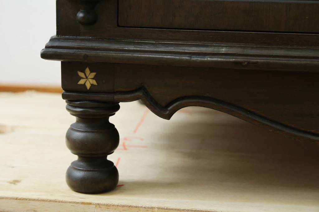 アジアンビンテージ　高級品!!　美しい唐草風象嵌装飾　ハンドクラフト　アジアンクラシカルな雰囲気が素敵な隠し引き出し付きサイドキャビネット　(R-083267)