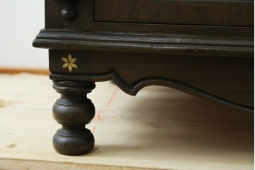 アジアンビンテージ　高級品!!　美しい唐草風象嵌装飾　ハンドクラフト　アジアンクラシカルな雰囲気が素敵な隠し引き出し付きサイドキャビネット　(R-083267)