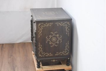 アジアンビンテージ　高級品!!　美しい唐草風象嵌装飾　ハンドクラフト　アジアンクラシカルな雰囲気が素敵な隠し引き出し付きサイドキャビネット(リビングボード、サイドボード、収納棚、飾り棚、戸棚、ヴィンテージ)(R-083267)