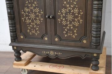 アジアンビンテージ　高級品!!　美しい唐草風象嵌装飾　ハンドクラフト　アジアンクラシカルな雰囲気が素敵な隠し引き出し付きサイドキャビネット(リビングボード、サイドボード、収納棚、飾り棚、戸棚、ヴィンテージ)(R-083267)