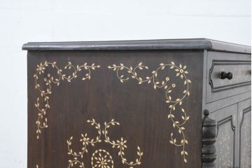 アジアンビンテージ　高級品!!　美しい唐草風象嵌装飾　ハンドクラフト　アジアンクラシカルな雰囲気が素敵な隠し引き出し付きサイドキャビネット(リビングボード、サイドボード、収納棚、飾り棚、戸棚、ヴィンテージ)(R-083267)