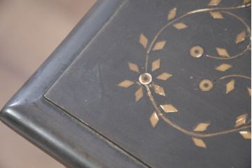 アジアンビンテージ　高級品!!　美しい唐草風象嵌装飾　ハンドクラフト　アジアンクラシカルな雰囲気が素敵な隠し引き出し付きサイドキャビネット(リビングボード、サイドボード、収納棚、飾り棚、戸棚、ヴィンテージ)(R-083267)