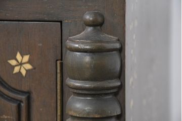 アジアンビンテージ　高級品!!　美しい唐草風象嵌装飾　ハンドクラフト　アジアンクラシカルな雰囲気が素敵な隠し引き出し付きサイドキャビネット(リビングボード、サイドボード、収納棚、飾り棚、戸棚、ヴィンテージ)(R-083267)