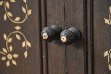 アジアンビンテージ　高級品!!　美しい唐草風象嵌装飾　ハンドクラフト　アジアンクラシカルな雰囲気が素敵な隠し引き出し付きサイドキャビネット(リビングボード、サイドボード、収納棚、飾り棚、戸棚、ヴィンテージ)(R-083267)