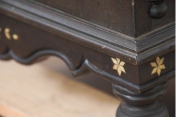 アジアンビンテージ　高級品!!　美しい唐草風象嵌装飾　ハンドクラフト　アジアンクラシカルな雰囲気が素敵な隠し引き出し付きサイドキャビネット(リビングボード、サイドボード、収納棚、飾り棚、戸棚、ヴィンテージ)(R-083267)