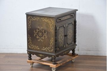アジアンビンテージ　高級品!!　美しい唐草風象嵌装飾　ハンドクラフト　アジアンクラシカルな雰囲気が素敵な隠し引き出し付きサイドキャビネット(リビングボード、サイドボード、収納棚、飾り棚、戸棚、ヴィンテージ)(R-083268)