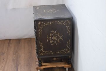 アジアンビンテージ　高級品!!　美しい唐草風象嵌装飾　ハンドクラフト　アジアンクラシカルな雰囲気が素敵な隠し引き出し付きサイドキャビネット(リビングボード、サイドボード、収納棚、飾り棚、戸棚、ヴィンテージ)(R-083268)
