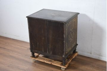 アジアンビンテージ　高級品!!　美しい唐草風象嵌装飾　ハンドクラフト　アジアンクラシカルな雰囲気が素敵な隠し引き出し付きサイドキャビネット(リビングボード、サイドボード、収納棚、飾り棚、戸棚、ヴィンテージ)(R-083268)