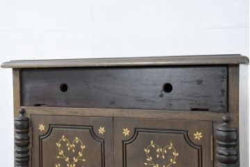 アジアンビンテージ　高級品!!　美しい唐草風象嵌装飾　ハンドクラフト　アジアンクラシカルな雰囲気が素敵な隠し引き出し付きサイドキャビネット(リビングボード、サイドボード、収納棚、飾り棚、戸棚、ヴィンテージ)(R-083268)
