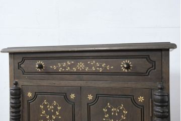 アジアンビンテージ　高級品!!　美しい唐草風象嵌装飾　ハンドクラフト　アジアンクラシカルな雰囲気が素敵な隠し引き出し付きサイドキャビネット(リビングボード、サイドボード、収納棚、飾り棚、戸棚、ヴィンテージ)(R-083268)