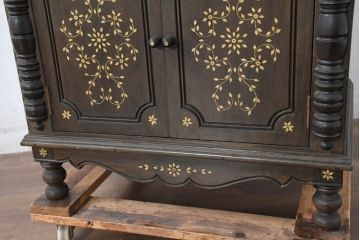 アジアンビンテージ　高級品!!　美しい唐草風象嵌装飾　ハンドクラフト　アジアンクラシカルな雰囲気が素敵な隠し引き出し付きサイドキャビネット(リビングボード、サイドボード、収納棚、飾り棚、戸棚、ヴィンテージ)(R-083268)