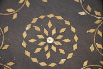 アジアンビンテージ　高級品!!　美しい唐草風象嵌装飾　ハンドクラフト　アジアンクラシカルな雰囲気が素敵な隠し引き出し付きサイドキャビネット(リビングボード、サイドボード、収納棚、飾り棚、戸棚、ヴィンテージ)(R-083268)