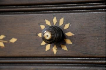 アジアンビンテージ　高級品!!　美しい唐草風象嵌装飾　ハンドクラフト　アジアンクラシカルな雰囲気が素敵な隠し引き出し付きサイドキャビネット(リビングボード、サイドボード、収納棚、飾り棚、戸棚、ヴィンテージ)(R-083268)