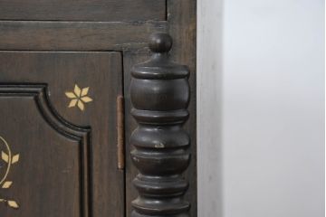 アジアンビンテージ　高級品!!　美しい唐草風象嵌装飾　ハンドクラフト　アジアンクラシカルな雰囲気が素敵な隠し引き出し付きサイドキャビネット(リビングボード、サイドボード、収納棚、飾り棚、戸棚、ヴィンテージ)(R-083268)