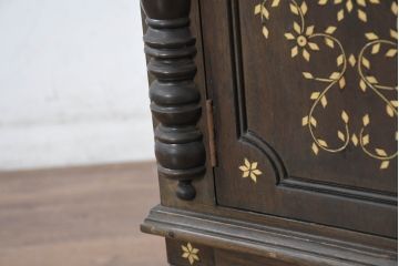 アジアンビンテージ　高級品!!　美しい唐草風象嵌装飾　ハンドクラフト　アジアンクラシカルな雰囲気が素敵な隠し引き出し付きサイドキャビネット(リビングボード、サイドボード、収納棚、飾り棚、戸棚、ヴィンテージ)(R-083268)