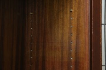 中古　美品　神戸元町欧風家具メープル不二屋製　マホガニー材の高級キャビネット(収納棚、戸棚、サイドキャビネット、飾り棚、本箱、ブックケース)(R-083272)