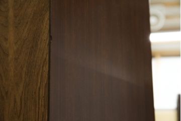 中古　美品　神戸元町欧風家具メープル不二屋製　マホガニー材の高級キャビネット(収納棚、戸棚、サイドキャビネット、飾り棚、本箱、ブックケース)(R-083272)