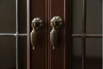 中古　美品　神戸元町欧風家具メープル不二屋製　マホガニー材の高級キャビネット(収納棚、戸棚、サイドキャビネット、飾り棚、本箱、ブックケース)(R-083272)