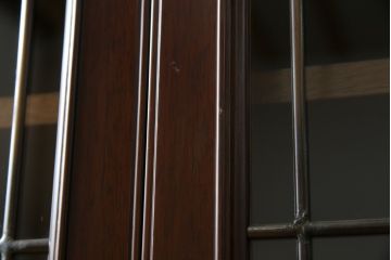 中古　美品　神戸元町欧風家具メープル不二屋製　マホガニー材の高級キャビネット(収納棚、戸棚、サイドキャビネット、飾り棚、本箱、ブックケース)(R-083272)