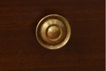 中古　美品　神戸元町欧風家具メープル不二屋製　マホガニー材の高級キャビネット(収納棚、戸棚、サイドキャビネット、飾り棚、本箱、ブックケース)(R-083272)