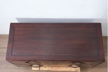 アジアンビンテージ　美品　希少デザイン　重厚な花梨(カリン)材と革取っ手の異素材の組み合わせとルーバーサイドが魅力的なローチェスト(テレビ台、テレビボード、引き出し、レザー、ヴィンテージ)(R-083275)