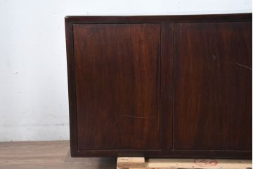 アジアンビンテージ　美品　希少デザイン　重厚な花梨(カリン)材と革取っ手の異素材の組み合わせとルーバーサイドが魅力的なローチェスト(テレビ台、テレビボード、引き出し、レザー、ヴィンテージ)(R-083275)