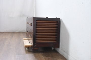 アジアンビンテージ　美品　希少デザイン　重厚な花梨(カリン)材と革取っ手の異素材の組み合わせとルーバーサイドが魅力的なローチェスト(テレビ台、テレビボード、引き出し、レザー、ヴィンテージ)(R-083276)