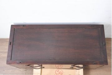 アジアンビンテージ　美品　希少デザイン　重厚な花梨(カリン)材と革取っ手の異素材の組み合わせとルーバーサイドが魅力的なローチェスト(テレビ台、テレビボード、引き出し、レザー、ヴィンテージ)(R-083276)