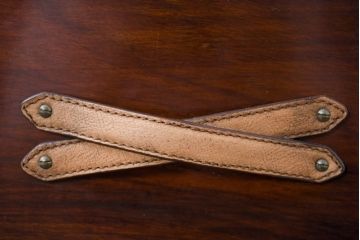 アジアンビンテージ　美品　希少デザイン　重厚な花梨(カリン)材と革取っ手の異素材の組み合わせとルーバーサイドが魅力的なローチェスト(テレビ台、テレビボード、引き出し、レザー、ヴィンテージ)(R-083276)