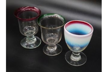 当時物　大正〜昭和初期　棗型(なつめ形)　赤縁　緑縁　乳白ぼかし　空間のアクセントになる氷コップ3点セット(ベル型?、吹きガラス、硝子、グラス、和ガラス)(R-083278)