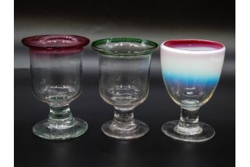 当時物　大正〜昭和初期　棗型(なつめ形)　赤縁　緑縁　乳白ぼかし　空間のアクセントになる氷コップ3点セット(ベル型?、吹きガラス、硝子、グラス、和ガラス)(R-083278)