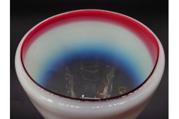 当時物　大正〜昭和初期　棗型(なつめ形)　赤縁　緑縁　乳白ぼかし　空間のアクセントになる氷コップ3点セット(ベル型?、吹きガラス、硝子、グラス、和ガラス)(R-083278)