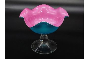 当時物　大正期　乳白地　フリル　輪花　被せガラス　赤に青色被せ　空間に華やかさと洗練された美しさをもたらすコンポート(氷コップ、桃色、水色、フルーツボウル、果物入れ、デザートディッシュ、タッツア、硝子、和ガラス)(R-083279)