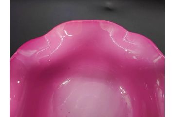 当時物　大正期　乳白地　フリル　輪花　被せガラス　赤に青色被せ　空間に華やかさと洗練された美しさをもたらすコンポート(氷コップ、桃色、水色、フルーツボウル、果物入れ、デザートディッシュ、タッツア、硝子、和ガラス)(R-083279)