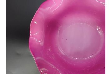 当時物　大正期　乳白地　フリル　輪花　被せガラス　赤に青色被せ　空間に華やかさと洗練された美しさをもたらすコンポート(氷コップ、桃色、水色、フルーツボウル、果物入れ、デザートディッシュ、タッツア、硝子、和ガラス)(R-083279)