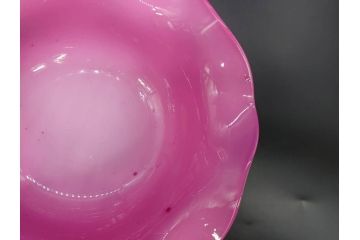 当時物　大正期　乳白地　フリル　輪花　被せガラス　赤に青色被せ　空間に華やかさと洗練された美しさをもたらすコンポート(氷コップ、桃色、水色、フルーツボウル、果物入れ、デザートディッシュ、タッツア、硝子、和ガラス)(R-083279)