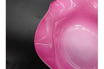 当時物　大正期　乳白地　フリル　輪花　被せガラス　赤に青色被せ　空間に華やかさと洗練された美しさをもたらすコンポート(氷コップ、桃色、水色、フルーツボウル、果物入れ、デザートディッシュ、タッツア、硝子、和ガラス)(R-083279)