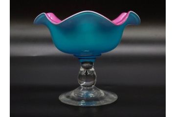 当時物　大正期　乳白地　フリル　輪花　被せガラス　赤に青色被せ　空間に華やかさと洗練された美しさをもたらすコンポート(氷コップ、桃色、水色、フルーツボウル、果物入れ、デザートディッシュ、タッツア、硝子、和ガラス)(R-083279)