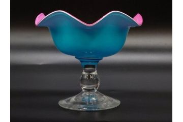 当時物　大正期　乳白地　フリル　輪花　被せガラス　赤に青色被せ　空間に華やかさと洗練された美しさをもたらすコンポート(氷コップ、桃色、水色、フルーツボウル、果物入れ、デザートディッシュ、タッツア、硝子、和ガラス)(R-083279)